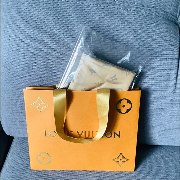 BEAUTIFUL Authentic LV silk scarf  🌷🌷🌷 - Picture 9 of 16